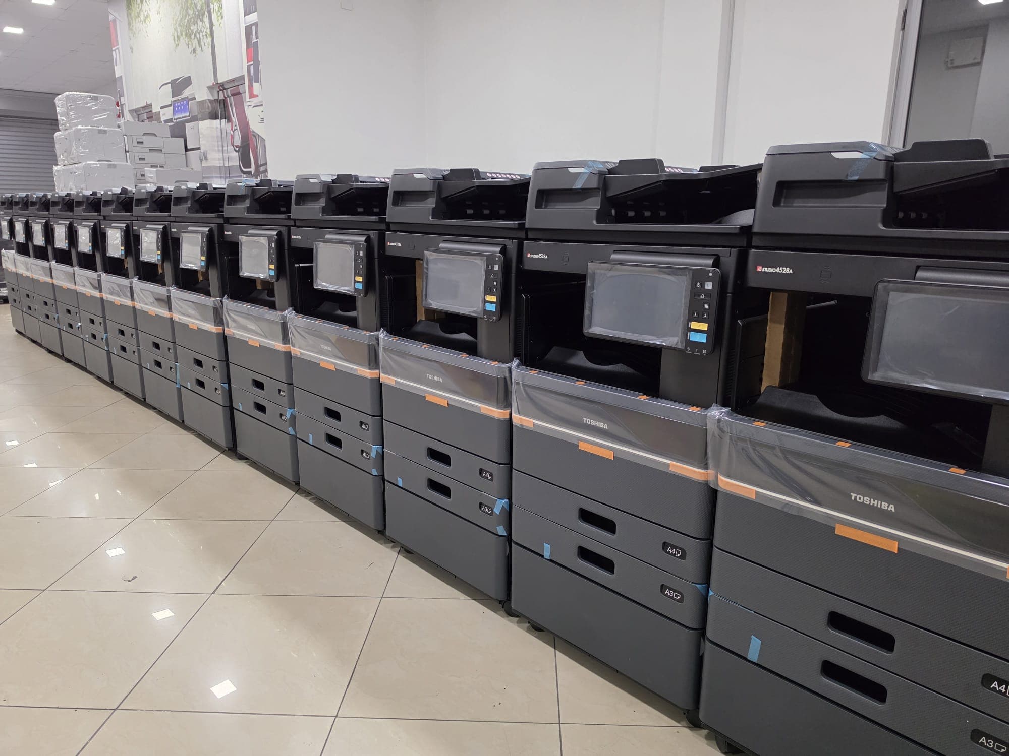 Radhë aparatesh fotokopjuese Toshiba e-STUDIO 4528A të reja në sallën e Astronik